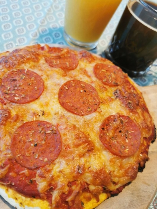 Pizzastykke med pepperoni